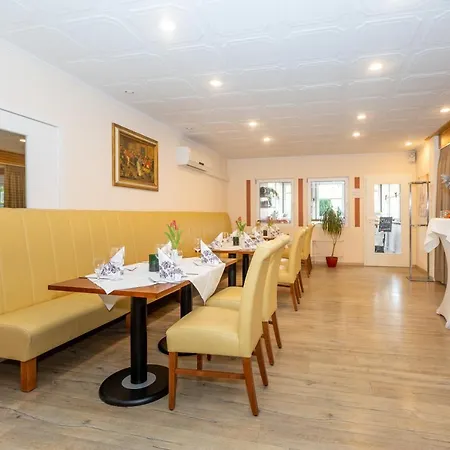 Zum Lindeneck Гостевой дом Lubz